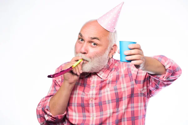 Homem feliz com barba. festa de reforma. homem segurar chapéu cone festa e assobiar. Feliz aniversário. festa corporativa. festa de aniversário. homem barbudo maduro em chapéu pionted. Divertimento multi colorido — Fotografia de Stock