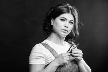 Uzantılar günlük göz makyajını gereksiz hale getirmek. Kız makyaj yüz kirpik uzantısı için cımbız tutun. Güzellik salonu konsepti. Profesyonel kirpik uzatma cımbız. Makyaj sanatçısı. Kozmetik cımbız