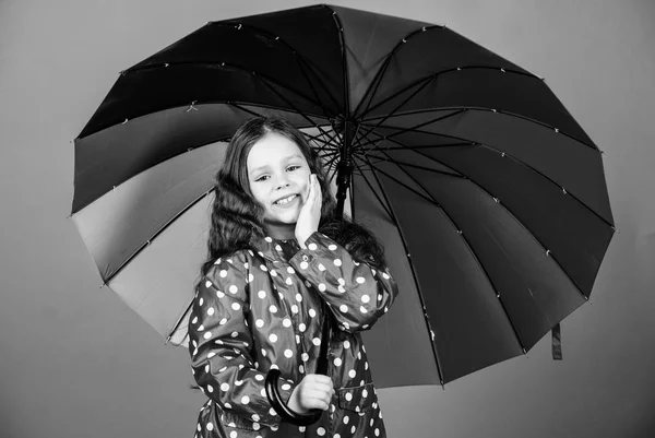 享受雨的概念。小女孩快乐地拿着五颜六色的彩虹伞。雨天与适当的服装。明亮的伞。在某人的云中是彩虹。雨天的乐趣。快乐在伞下散步 — 图库照片