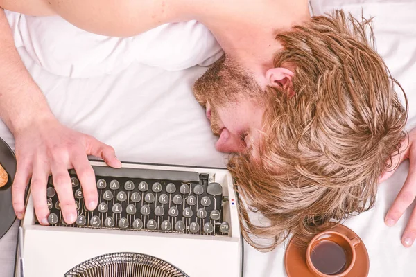 Při zápisu knihy usnete autor rozcuchané vlasy. Workoholik usnout. Muž s psací stroj spánku. Termín koncepce. Pracoval celou noc. Člověk usnout. Spisovatel používá staré staromódní psací stroj — Stock fotografie