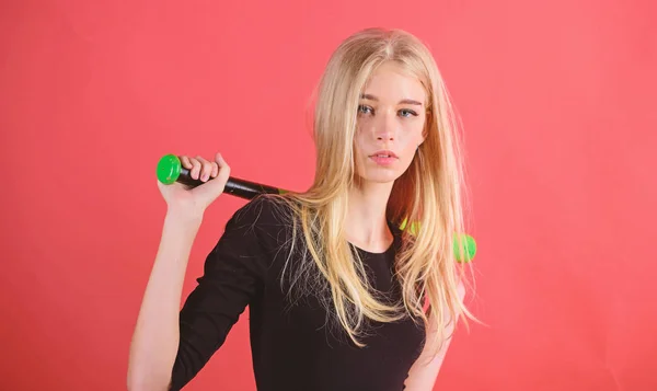 Flicka anbud blondin hålla basebollträ på röd bakgrund. Kvinna i baseball sport. Baseball kvinnlig spelare koncept. Mild men aptly. Kick off. Fokuserade på resultatet. Kvinna njuta spela baseball spel — Stockfoto