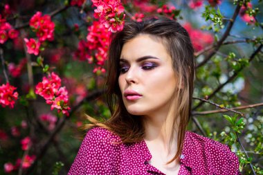 Bahar moda fotoğraf. güzel kadın cilt bakımı. doğa gibi kız. doğal güzellik makyaj. saç moda. yaz çiçek açan ağaçlar ve çiçekler. Bahar çiçeği seksi kadın. moda güzellik