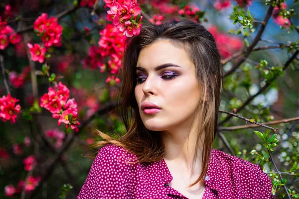 Photo de mode du printemps. jolie femme soin de la peau. fille comme la nature. maquillage beauté naturelle. coiffure. les arbres et les fleurs en fleurs d'été. femme sexy en fleur de printemps. beauté de mode — Photo