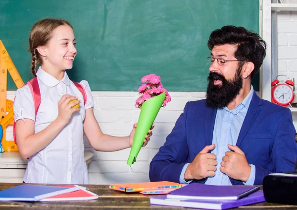 De volta à escola. Feliz Dia dos Professores. O dia do conhecimento é 1 de setembro. Dia dos professores. Daugghter e pai com flores. presente da flor para o melhor professor. criança menina da escola pequena com buquê de flores. Obrigado. — Fotografia de Stock