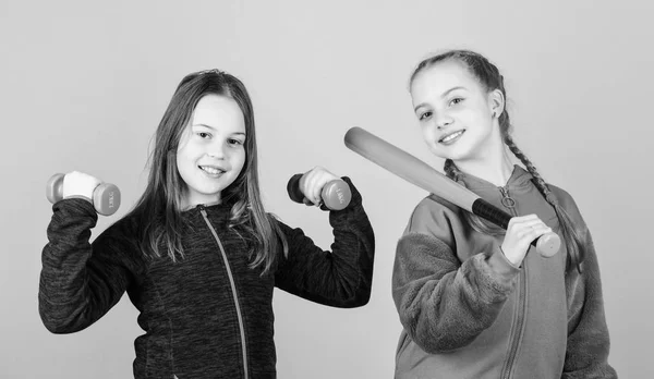 아 이들이 즐기는 스포츠를 찾을 수 있도록 방법입니다. 여자 귀여운 애 들이 스포츠 장비 아령과 야구 방망이. 우리는 스포츠를 사랑 해요. 아이 완전히 다른 스포츠에서 excel 수 있습니다. 친구는 훈련을 위한 준비 — 스톡 사진