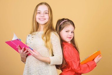 Okuryazarlık yoluyla kapılar açılıyor. Kitaplar veya notepads ile çocuklar kızlar. Eğitim ve çocuk edebiyatı. En sevdiğim masal. Okula dönüyoruz. Kardeşler birlikte okumak için kitap seçerler. Sevimli kızlar kitapları seviyorum