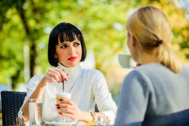 En yakın insanlar. Kızlar arkadaşlar kahve konuşuyor. Konuşma kadın kafe Teras. Dostluk dostu ilişkiler. Dedikodular tartışıyor. Güvenilir bir iletişim. Dostluk kardeşler. Dostluk toplantısı