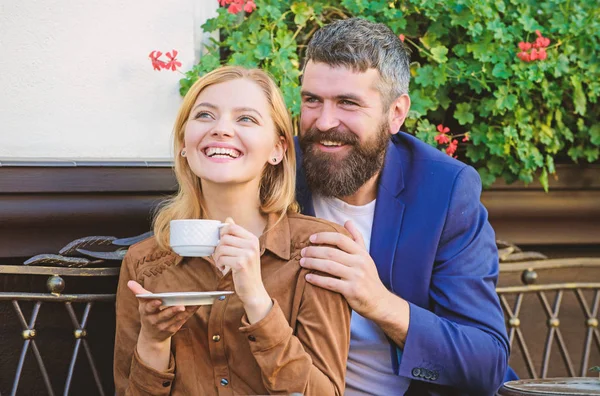 Couple amoureux assis étreinte café terrasse profiter du café. Joli week-end en famille. Explorez le café et les lieux publics. Marié charmant couple relaxant ensemble. Heureux ensemble. Couple câlin café terrasse — Photo