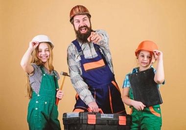 Aile takım çalışması. Onarım. Küçük kızlarla sakallı adam. İnşaat işçisi asistanı. Üretici veya marangoz. Üniformalı tamirci. Mühendisi. Baba ve kız atölyede. Kırma stereotipler