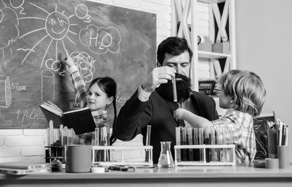 Happy barn lärare. experimentera med kemikalier eller Mikroskop i laboratorium. biologi utbildning. Åtagit sig att hitta botemedlet. Mikroskop. tillbaka till skolan. Biologi skola laboratorieutrustning — Stockfoto