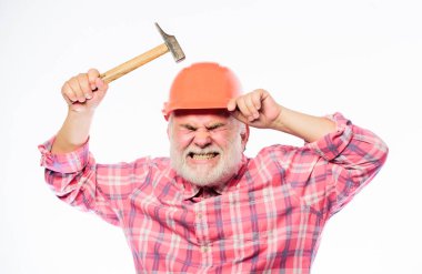 Güvenilir tamirci. mimar tamir ve Fix. mühendis işçisi. profesyonel tamirci kask. hardhat olgun sakallı adam. İnşaat inşa. adam yapıcı kullanım çekiç aracı