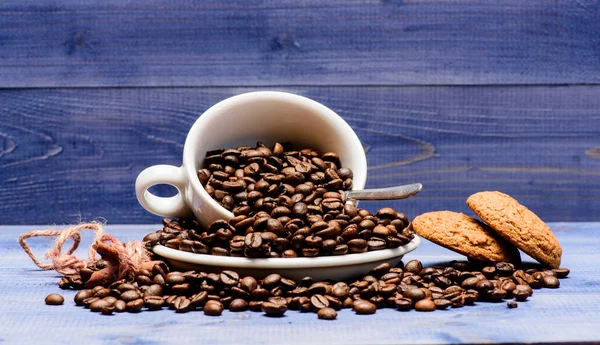 신선한 볶은 커피 콩. 영감과 에너지 충전을 위한 음료. 컵 풀 커피 브라운 볶은 콩 블루 나무 배경입니다. 카페인 개념. 카페 음료 메뉴. 귀리 쿠키를 곁들인 커피 브레이크 — 스톡 사진