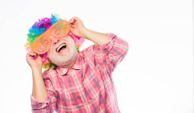 Erkek Senior sakallı neşeli kişi renkli peruk ve güneş gözlüğü giymek. Eğleniyor. Komik bir yaşam tarzı. Eğlence ve eğlence. Comic Büyükbaba kavramı. Güzel şaka. Büyükbaba hep eğleniriz. Yaşlı palyaço