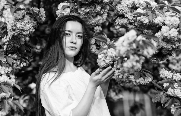 Paraíso floral. Loja de flores. Menina em flor de cereja flor. Árvore Sakura a florescer. Macio e macio. Linda flor e beleza feminina. Mulher em flor de primavera florescer. Cosméticos naturais de pele — Fotografia de Stock