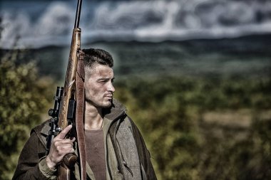 İnsan avcısı tüfek doğa arka plan taşırlar. Deneyim ve pratik başarı avcılık oldukça rahat. Adam av doğa ortamı. Erkeksi hobi etkinlik. Av sezonu. Av silah tabanca ya da tüfek