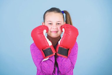 Boks eldivenleri boksör çocuk. Kadın boksör. Spor yetiştirme. Boks sıkı disiplin sağlamak. Kız mavi arka plan üzerinde şirin boksör. Büyük güç büyük sorumluluk gelir. Klişe aksine