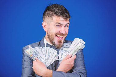 Zengin olmaktan mutluyum. Dolar banknotları olan zengin bir iş adamı. Bir tomar parası olan bir komisyoncu. Sakallı adamın elinde nakit para var. Kendi işiyle para kazanıyor. Girişim kredisi