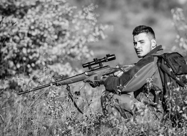 Equipo de caza para profesionales. Cazar es un pasatiempo masculino brutal. Cazador de rifle. El hombre usa ropa de camuflaje fondo de la naturaleza. Permiso de caza. Barbudo cazador serio pasar tiempo libre caza —  Fotos de Stock