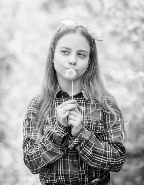 Sommarlovet. Rancho och land. Naturlig skönhet. Barndoms glädje. Happy Child hålla blowball. liten flicka och med Taraxacum blomma. Maskros. Vår semester. Womens dag. Jag älskar Trädgårdsskötsel — Stockfoto