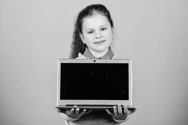 Αγοράστε διαδικτυακά για τις πωλήσεις της Δευτέρας στον κυβερνοχώρο. ανάπτυξη της παιδικής ανάπτυξης με νέα τεχνολογία. ευτυχισμένο μικρό κορίτσι blog στο laptop. διαδικτυακά μαθήματα. επιχειρηματική επικοινωνία. blog αγορών σε απευθείας σύνδεση. Νέα εμπειρία — Φωτογραφία Αρχείου