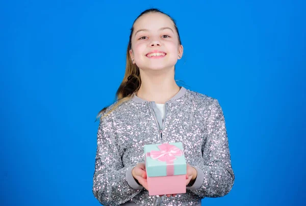 Mi tesoro. Lo especial sucede todos los días. Chica con caja de regalo fondo azul. Viernes Negro. Día de compras. Lindo niño adorable llevar caja de regalo. Caja de regalo sorpresa. Lista de deseos de cumpleaños. Mundo de felicidad —  Fotos de Stock