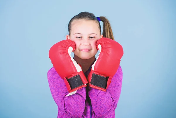 Boxer barn i boxning handskar. Kvinnliga boxare. Sport uppfostran. Boxning ger strikt disciplin. Flicka söt boxer på blå bakgrund. Med stor kraft kommer stort ansvar. Motsatsen till stereotyp — Stockfoto