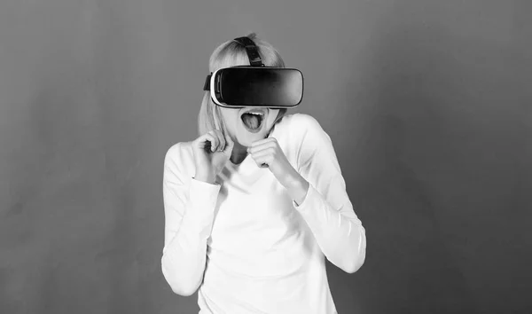 Nő izgatott a 3D-s szemüveg. Portré egy lenyűgözött lány egy virtuális valóság headset elszigetelt vörös háttérben. Nő használ VR készülék. Robotkar emberi. — Stock Fotó