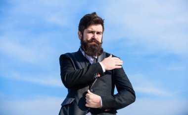 Sabah. gün Aids başlar. Geleceğin başarısı. Erkek resmi moda. Sakalı olgun hipster. bıyık ile acımasız beyaz hipster. Sakallı adam. Gökyüzüne karşı iş adamı. mükemmel bir sabah