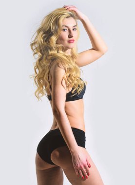 Mükemmel vücut şekli. Seksi sarışın bir kadın. Şehvetli kızın saç güzelliği. Uzun kıvırcık saçlı seksi kadın. Erotik iç çamaşırı iç çamaşırı. Moda model uygun göbek ile. Pantolonlu kız kalça. muhteşem serseri