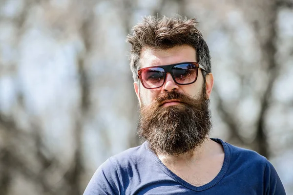 Sakalı olgun hipster. Sakallı adam açık. Sakal bakım ve berber dükkanı. Erkek moda ve güzellik. mükemmel tarzı ile acımasız erkek. gür saçlı sakallı adam. Özgür ve mutlu zaman. Mükemmel stil — Stok fotoğraf