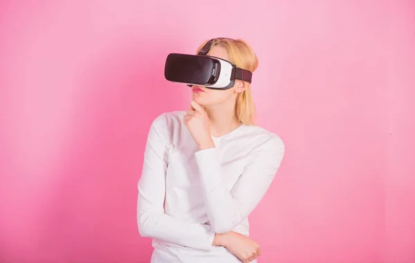 Fiatal nő segítségével egy virtuális-valóság sisak. Boldog asszony feltárása bővített világban, egymásra hatók-val digitális interfész. Virtuális valóság szemüveg izgatott mosolygó üzletasszony. — Stock Fotó
