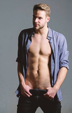 Seksi hissediyor. Soyunma adam yakışıklı seksi hippi. Adam seksi kas vücut çıkar gri arka plan elbise. Tam arzu. Baştan çıkarıcı maço seksi hissediyor. Bohem seksi vücut. Nesne arzu kavramının