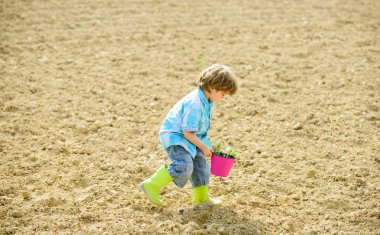 Doğal toprak. Tarım yeni teknoloji. ekoloji yaşamı. Eko çiftlik. insan ve doğa. Dünya günü. Yeni bir hayat. Yaz çiftliği. mutlu çocuk bahçıvan. Botanik işçisi. Bahar sezonu. küçük çocuk bir çiçek dikim