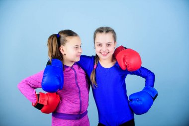 Rakiplerin halka ve hayatında arkadaşlar. Boks eldivenli boksör çocuklar. Emin gençler. Kadın boksörler. Boks sıkı bir disiplin sağlar. Mavi arka planda kızlar Sevimli boksörler. Boks sporunda kızlar