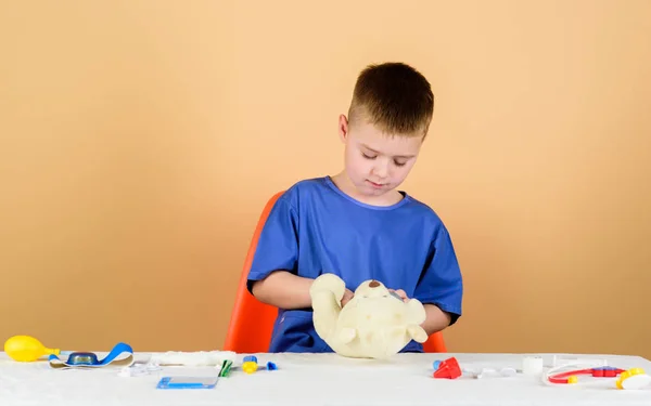 Receta de tratamiento. hospital. medicina y salud. interno pediatra. Un niño pequeño con uniforme médico. un niño doctor con estetoscopio. Asistente de laboratorio de enfermería. médico de familia. dando prescripción —  Fotos de Stock