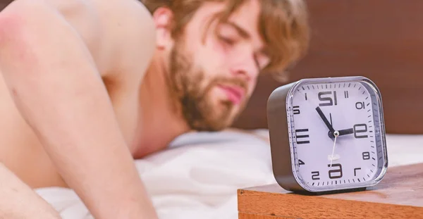 Estira después de despertarte por la mañana. Los ojos del hombre se cierran con relajación. El hombre se despierta. — Foto de Stock