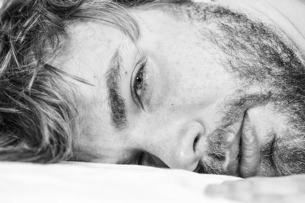Homem sem barba barba dorme relaxe ou apenas acorde. O macho barbudo relaxa de manhã. Homem atraente macho relaxar e se sentir confortável. Dicas simples para melhorar o seu sono. Total relaxar conceito — Fotografia de Stock