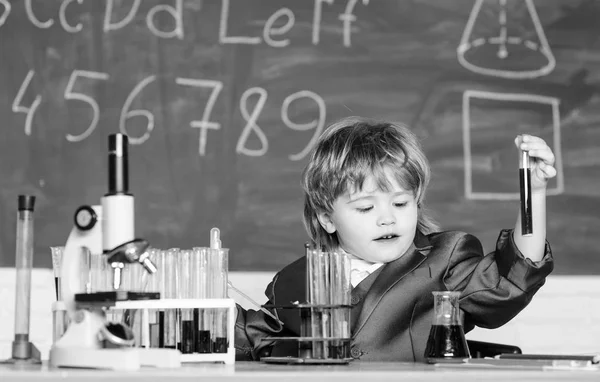 Έννοια της γνώσης. Ημέρα της γνώσης. Έμπνευση για έρευνες. Το παιδί μελετά τη βιολογία χημεία. Βασικές γνώσεις πρωτοβάθμια σχολική εκπαίδευση. Εκπαιδευτικό πείραμα. Αγόρι μικροσκόπιο και δοκιμαστικούς σωλήνες σχολείο — Φωτογραφία Αρχείου