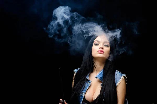 Mode fille vapotage. Détente avec narguilé. Dépendance à la nicotine. attrayant gros seins brunette fumeur vaping dispositif. Fille vapotage. Bar à narguilé. Une cigarette électronique. Nuage blanc de fumée. Vaping est sexy — Photo