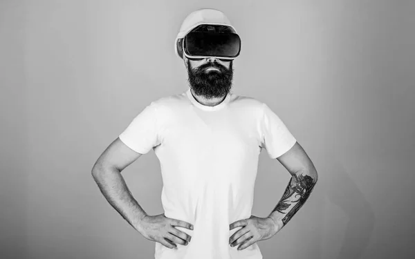 Άνδρας με γενειάδα για Vr γυαλιά σοβαρά και αυτοπεποίθηση, ανοιχτό μπλε φόντο. Αρχιτέκτονας ή μηχανικός με γυαλιά εικονικής πραγματικότητας. Ο τύπος στο κράνος εργάζεται ως μηχανικός στην εικονική πραγματικότητα. 3D σχεδίαση — Φωτογραφία Αρχείου