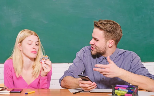 Gericht op het examen. Studentenleven. Les en blackboard. Dag van de leerkrachten. Moderne school. Dag van de kennis. Paar van man en vrouw in de klas. Huis het scholen. Terug naar school — Stockfoto