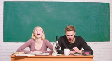 Evde eğitim. Modern okul. Bilgi gün. Erkek ve kadın sınıfta birkaç. Okula dönüş. Öğrenci hayatı. Ders ve yazı tahtası. Öğretmenler günü. Mutlu çift. Tekrar başarısız oldu