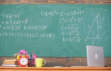 Öğretmenler öznitelikleri. Tablo okul ile çalar saat kitap ve kupa sınıf kara tahta arka plan sağlar. Aday öğretmenler göz önünde bulundurmanız gereken çalışma koşulları. Geleneksel öğretmenler İşyeri