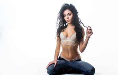 moda güzelliği. Diyet ve fitness. Erotik Oyunlar. Beyaz üzerinde izole. kıvırcık saçlı şehvetli kız. Esnek gövde. vücut Relax kadın. kot pantolon ve sutyen seksi kadın. alanı kopyalayın. Yeni tarzını seven