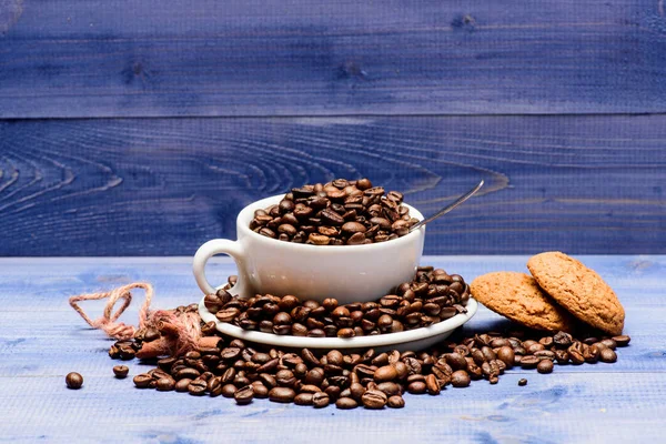 컵 풀 커피 브라운 볶은 콩 블루 나무 배경입니다. 카페 음료 메뉴. 귀리 쿠키와 커피 휴식. 신선한 볶은 커피 콩. 카페인 개념. 영감과 에너지 충전을 위한 음료 — 스톡 사진