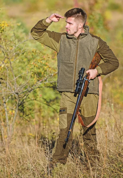 Homem brutal unshaved gamekeeper natureza fundo. Autorização de caça. Caçador sério barbudo passar a caça ao lazer. Hunter segura na espingarda. Caçar é um passatempo masculino brutal. Temporadas de caça e armadilhas — Fotografia de Stock