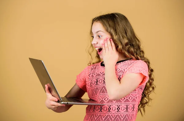 Listo para la escuela. videoconferencia de negocios. compras en línea. proyecto escolar. educación en el hogar. desarrollo infantil en la era digital. videollamada por cámara web. niña feliz con cuaderno — Foto de Stock