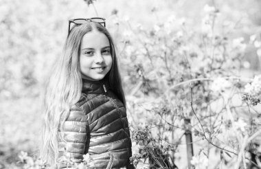 Bahar tatili. Womens günü. Doğal güzelliği. Çocukluk mutluluğu. kiraz çiçek ile mutlu çocuk. Yaz doğası. Sakura. küçük kız çiçekleri çiçek kokusu. Harika koku