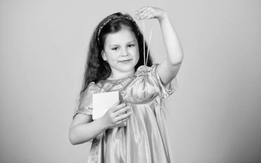 kutusu ile mutlu alışveriş kız. büyük satış. Küçük kız moda. Siber Pazartesi. Mevcut ve hediye satın. siyah Cuma indirimi. mutlu Doğum günü tatili. Güzellik. Dostça dükkan asistanı