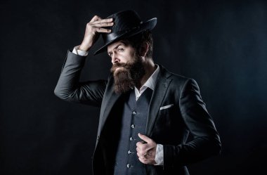 Bıyıklı acımasız beyaz hippi. Sakallı adam beyefendi. Gizli utangaç. Erkek resmi moda. Takım elbiseli bir iş adamı. Dedektif şapkalı. Olgun hippi sakallı. Düşünceli beyefendi